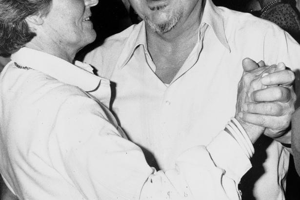 Anker Jørgensen, med hustruen Ingrid på socialdemokratiets kongresfest, 1980. 