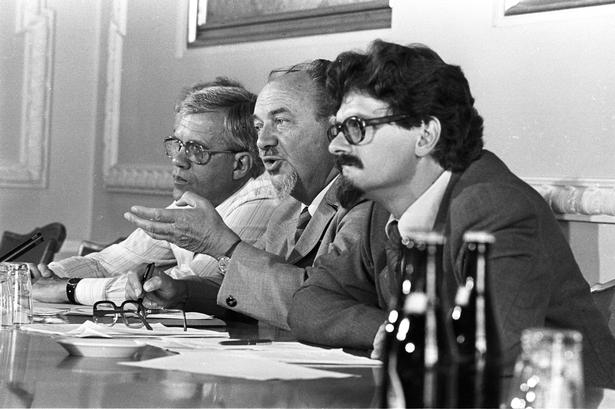 1983: På et socialdemokratisk pressemøde på Christiansborg fremlægges en ny økonomisk redningsplan. 