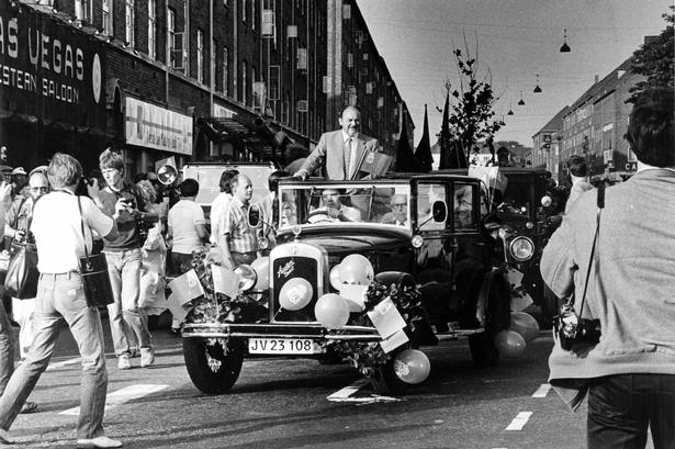 Senere samme dag køres han fra hjemmet på Borgbjergvej i en Ford A. 
