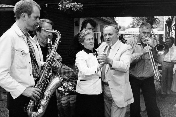Hans 65 års fødselsdag blev i 1987  fejret med en svingom med konen på traktør- og spisestedet, Ravelinen. Musikken blev leveret af medlemmer af jazz-orkestret Kansas City Stompers 