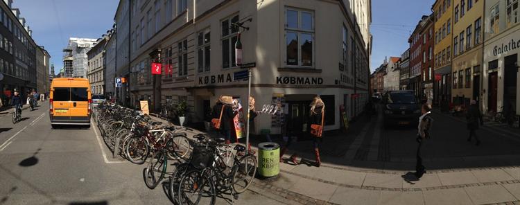 Københavnersalon. "Købmand" er byens nye café med kiosk i forgrunden, salon i baglokalet og møbler lavet af fiskerkuttertræ. Når ceféen åbner i juni vil facaden fremstå renoveret og nypudset. 