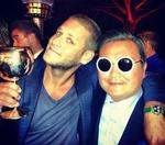 psy. Her står den falske Psy sammen en person, der til forveksling ligner den danske manuskriptforfatter og instruktør Anders Thomas Jensen. 