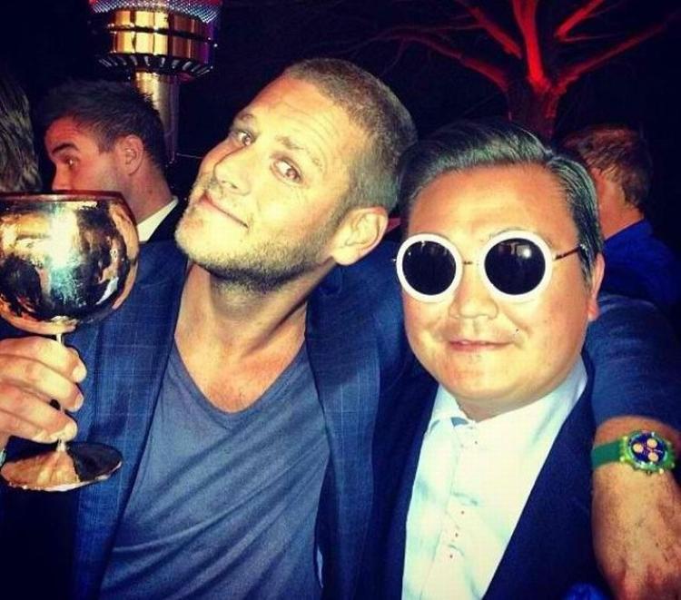 psy. Her står den falske Psy sammen en person, der til forveksling ligner den danske manuskriptforfatter og instruktør Anders Thomas Jensen. 