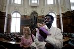 Velkomst. Nye danske statsborgere bliver inviteret ind på Christiansborg. Her er Khader fra Somalia på besøg i Folketingssalen med to måneder gamle Aisha i sine arme. 