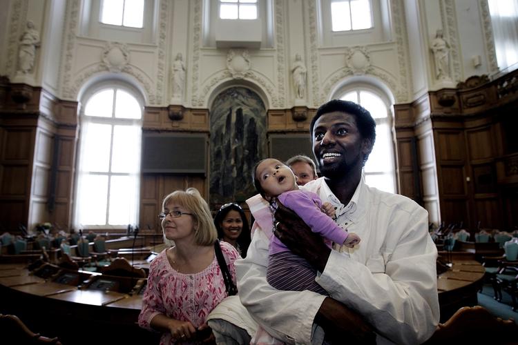 Velkomst. Nye danske statsborgere bliver inviteret ind på Christiansborg. Her er Khader fra Somalia på besøg i Folketingssalen med to måneder gamle Aisha i sine arme. 