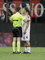 stop. Tidligere på måneden tog Giuanluca Rocchi konsekvensen af tilskuernes opførsel og afbrød Serie A-kampen mellem Roma og Milan. 