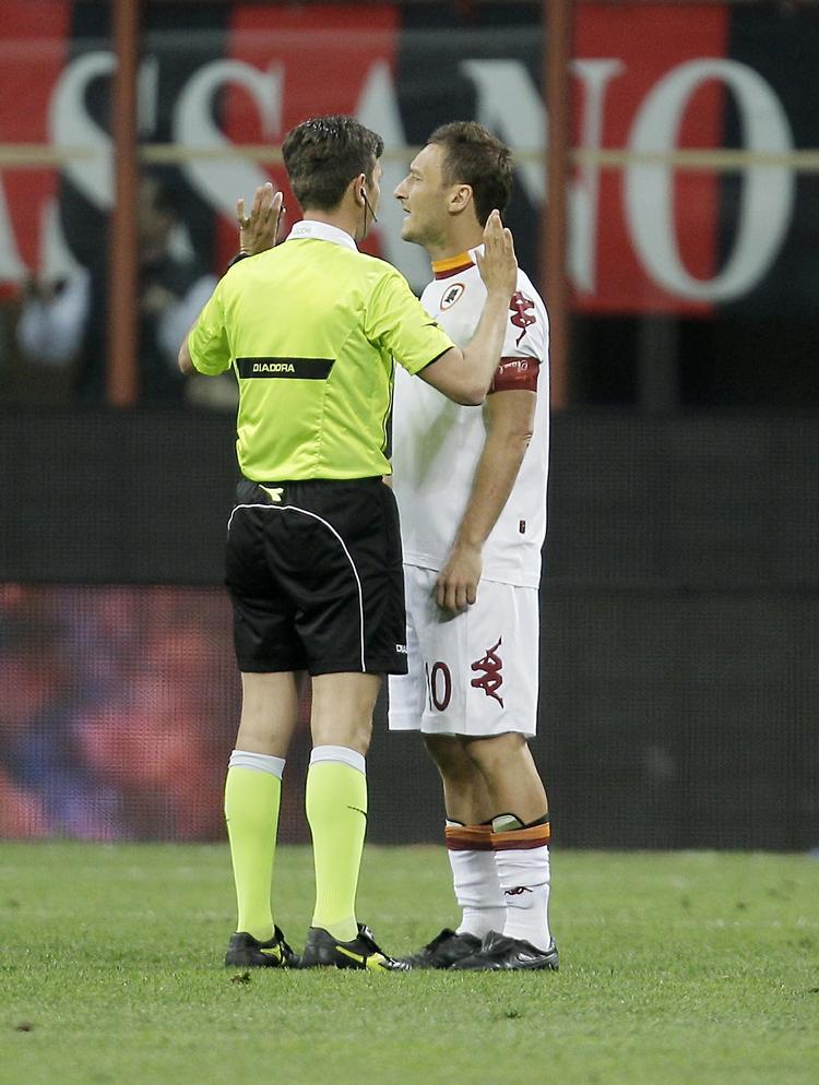 stop. Tidligere på måneden tog Giuanluca Rocchi konsekvensen af tilskuernes opførsel og afbrød Serie A-kampen mellem Roma og Milan. 
