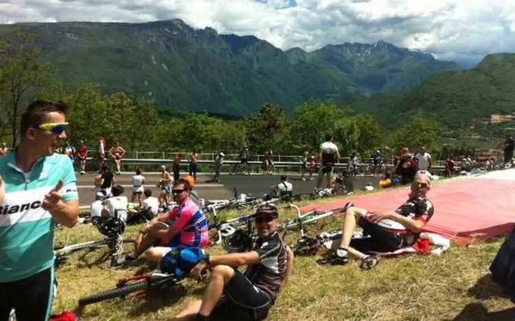 ventetid. Italienere i stramme cykelshorts nyder ventetiden, indtil Giroens enkeltstart sender rytterne forbi en efter en. 