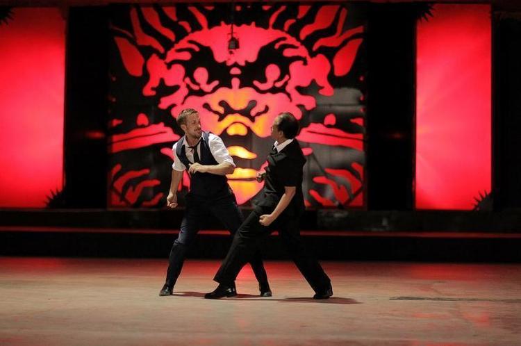 Magt. Mor-søn-motivet i Winding Refns film 'Only God Forgives' er centralt. Justin (Ryan Gosling) ligger under for sin stærke mor (Kristin Scott Thomas) og den afdøde storebrors større pik, og vold er et sted at gå. Foto: Scanbox 