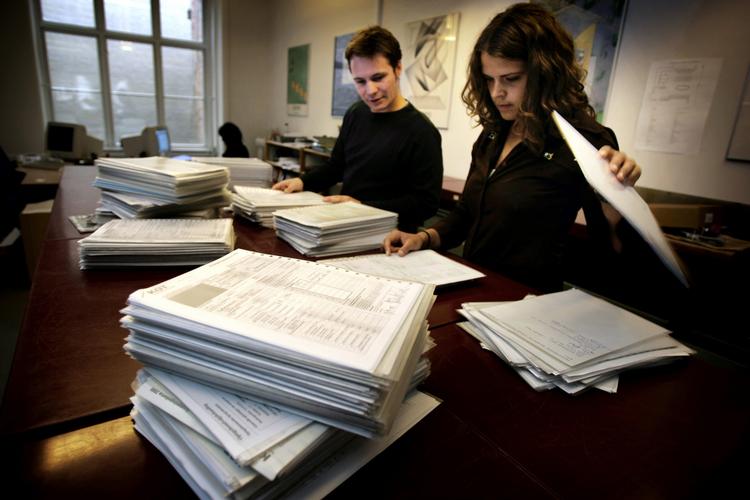 Uddannelsesinflation. Flere og flere søger ind på lange uddannelser. Men satsningen på uddannelser har ikke skabt mere lighed. Tværtimod, mener Per Michael Jespersen. 