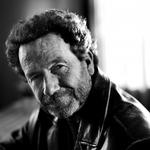 Petterson. Prosaen i den 60-årige nordmands syvende roman er kras og voldsom, og bag den nøgterne aflæsning af konkrete detaljer gemmer der sig som altid en helt særlig ømhed for personerne, skriver May Schack. 