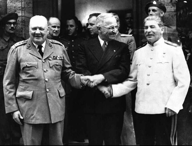 Håndtryk. Winston Churchill (tv), Harry S. Truman og Josef Stalin i 1945. 