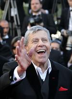 Komikeren Jerry Lewis var i højt humør, da han ankom til visningen af Alexander Paynes palmefilm 'Nebraska'. 