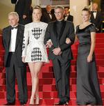 Producer Brahim Chiqua, skuespiller Adele Exarchopoulos, instruktør Abdellatif Kechiche og skuespiller Lea Seydoux på den røde løber. Seydoux er med i to Cannes-film i år. Den 27-årige franskmand har også en hovedrolle i filmen 'Granc Central', der deltager i Un Certain Regard-programmet. 