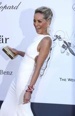 Skuespilleren Sharon Stone dukkede op til en anti-aids-velgørenhedsaften på Hotel du Cap-Eden-Roc. 