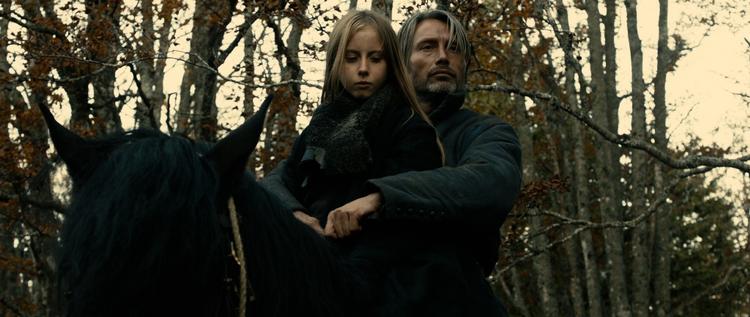 Kohlhaas. Mads Mikkelsen på hesteryg i 'Michael Kohlhaas', der er instrueret af franske Arnaud de Pallières og er et historisk drama om hestehandleren Michael Kohlhaas (Mads Mikkelsen), der i det 16. århundrede går imod magthaverne i kampen for retfærdighed. 