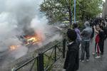Uro. Beboere i forstaden Rinkeby følger med efter adskillige biler er stukket i brand. Området er et blandt flere stockholmske forstæder, som har været plaget af uro i den seneste uge. 