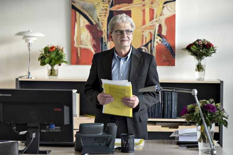 Tilbud. Skatteminister Holger K. Nielsen (SF) giver lige nu strafnedsættelse til skattesyndere. Men du skal skynde dig. 