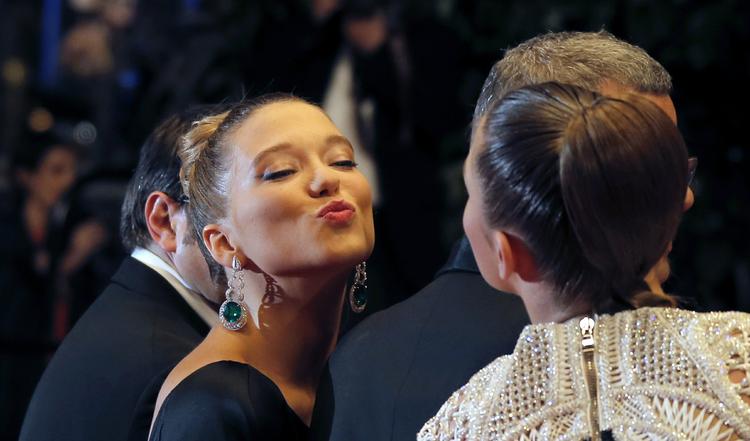 Skuespilleren Lea Seydoux luftkysser til kollegaen Adele Exarchopoulos ved ankomsten til premieren på 'La Vie D'Adele'. Hun spiller en af hovedrollerne i Abdellatif Kechiches film, der får ros fra kritikere og nævnes som en mulig palmevinder. 