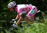 dopet. Danilo Di Luca i Giroens førertrøje under løbet i 2009, hvor italieneren her er på vej mod sejr på 10. etape. 