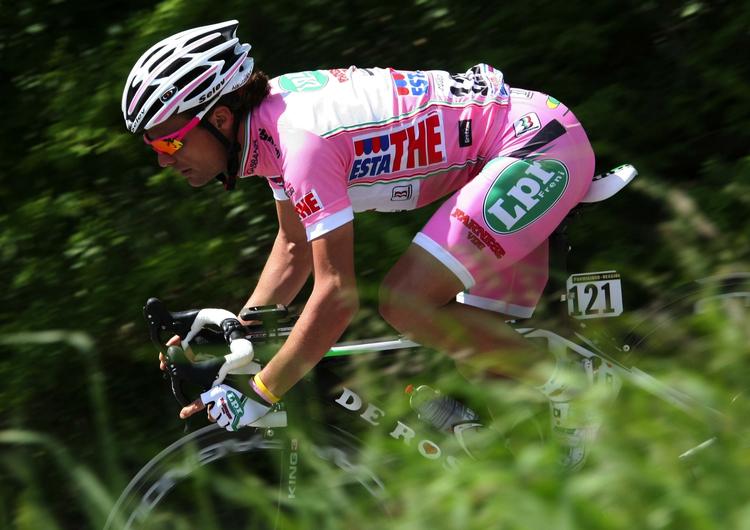 dopet. Danilo Di Luca i Giroens førertrøje under løbet i 2009, hvor italieneren her er på vej mod sejr på 10. etape. 