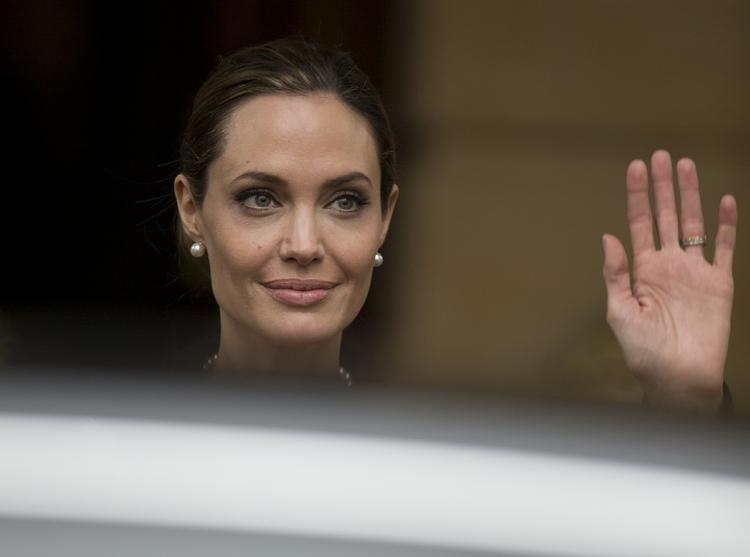 Genomundersøgelse. Hvis nok borgere lader sig genomteste som Angelina Jolie, er resultatet en økonomisk bombe under et i forvejen trængt sundhedsvæsen, skriver Søren Sofus Wichmann. 