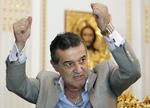Fængslet. I de næste år må Steaua-ejeren Gigi Becali fremsætte sine farverige udtalelser fra et rumænsk fængsel. 
