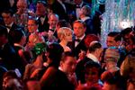 Gatsby. Australske Baz Luhrmann var allerede inden første optage-dag et kontroversielt valg af instruktør til filmatiseringen af Fitzgeralds mesterlige roman. 'Den Store Gatsby' er filmatiseret to gange tidligere, i 1949 og 1974. På billedet ses Leonardo DiCaprio (Gatsby) og Carey Mulligan (Daisy) på dansegulvet. 