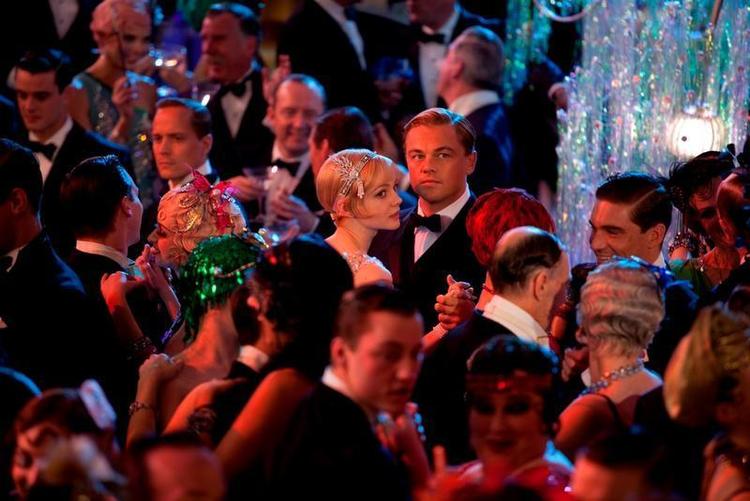 Gatsby. Australske Baz Luhrmann var allerede inden første optage-dag et kontroversielt valg af instruktør til filmatiseringen af Fitzgeralds mesterlige roman. 'Den Store Gatsby' er filmatiseret to gange tidligere, i 1949 og 1974. På billedet ses Leonardo DiCaprio (Gatsby) og Carey Mulligan (Daisy) på dansegulvet. 