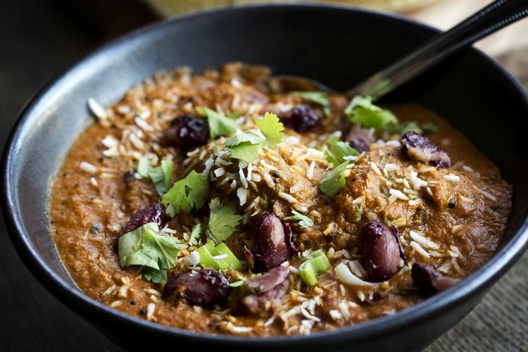 Midtimellem. Rasoi har tæmmet krydderierne, så danske ganer også kan være med. Og det er en skam. 