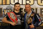 jævnbyrdige. Carl Froch (tv) og Mikkel Kessler poserer onsdag for pressen i London før titelkampen sent lørdag. 