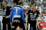 øretæve. KIF's Kasper Hvidt (i blåt) diskuterer under DM-finalens første kamp med Aalborg-træner Nikolaj Jacobsen (nummer to fra højre). 