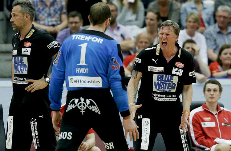 øretæve. KIF's Kasper Hvidt (i blåt) diskuterer under DM-finalens første kamp med Aalborg-træner Nikolaj Jacobsen (nummer to fra højre). 