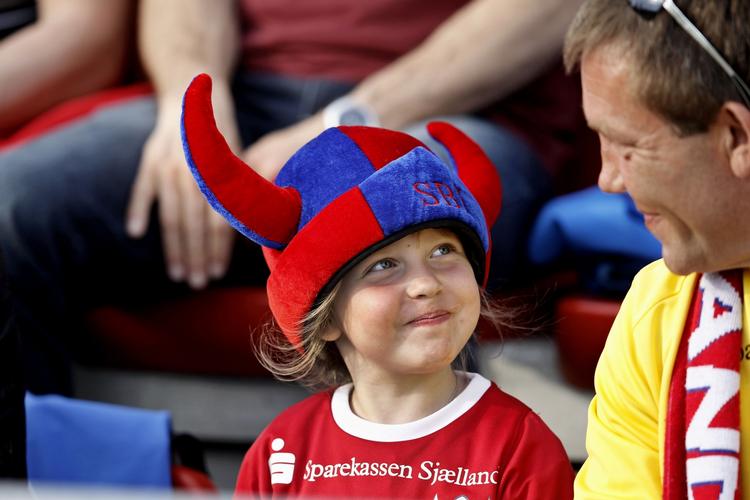 DEBUTANTER. Når denne herlige FC Vestsjælland-tilhænger skal følge Slagelseklubbens Superligastart er det på udebane mod Brøndby efterfulgte af hjemmekampe mod AGF og AaB. 