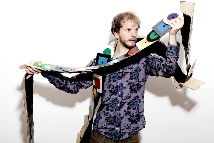 Opfindelse. Komponisten Lars Kynde med en del af sit instrument Walende Tak – vandrende pind. 