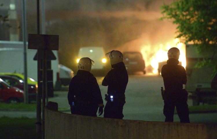 Overarbejde. Politiet i den svenske hovedstad har haft hænderne fulde i de seneste dage, hvor både biler og bygninger er stukket i brand. 