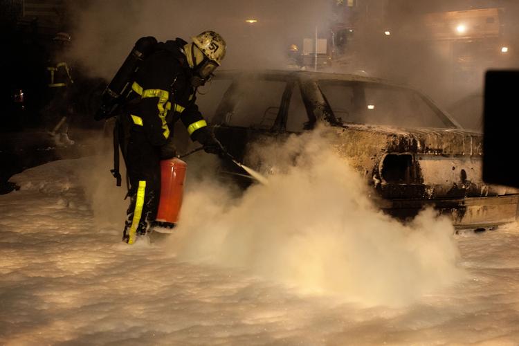 Slukning. Brandmand i gang med slukningsarbejde i Stockholm-forstaden Husby. 