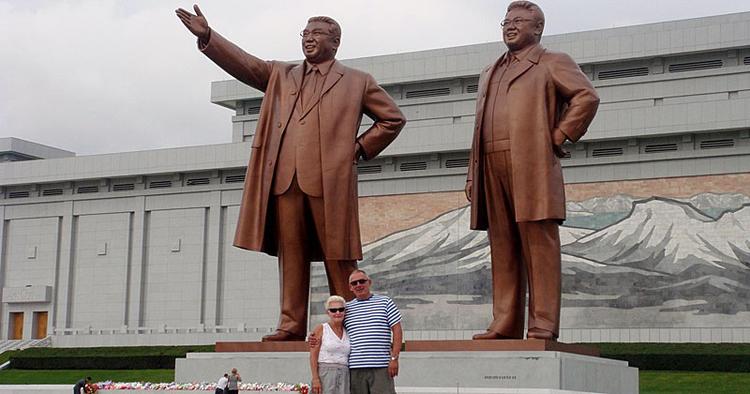 Danske turister, Kai og Karin Nielsen, på en af de få turistture til Nordkorea. 