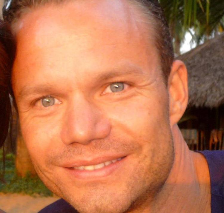 Hovedrystende. Simon Jørgensen kalder det »kvalmende«, at hans tidligere kollega florerer i fupreklamer på det sociale medie. Privatfoto 