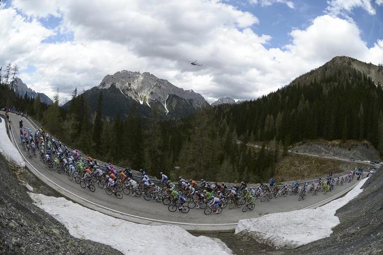 snecykling. Efter et par etaper med barske forhold slap rytterne i dag helt for at skulle cykle i Italien. 