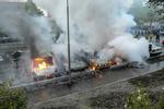 Ballade. Brandfolk slukker brændende biler i Stockholm-forstaden Rinkeby efter endnu en nat med hærværk. 