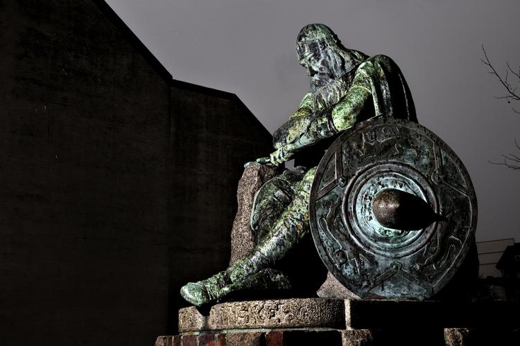 Statue. Dansk Folkeparti vil nu bruge 2,1 millioner kroner på en ny afstøbning af Holge Danske-statue. 