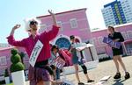 Lyserødt. Feminister - både med skæg og med bare bryster - demonstrerede sidste uge ved åbningen af det pink drømmehus, som Barbie sommeren over residerer i bag Berlins Alexanderplatz. Foto: Jens Kalaene/AP 