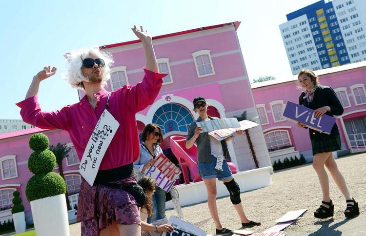 Lyserødt. Feminister - både med skæg og med bare bryster - demonstrerede sidste uge ved åbningen af det pink drømmehus, som Barbie sommeren over residerer i bag Berlins Alexanderplatz. Foto: Jens Kalaene/AP 
