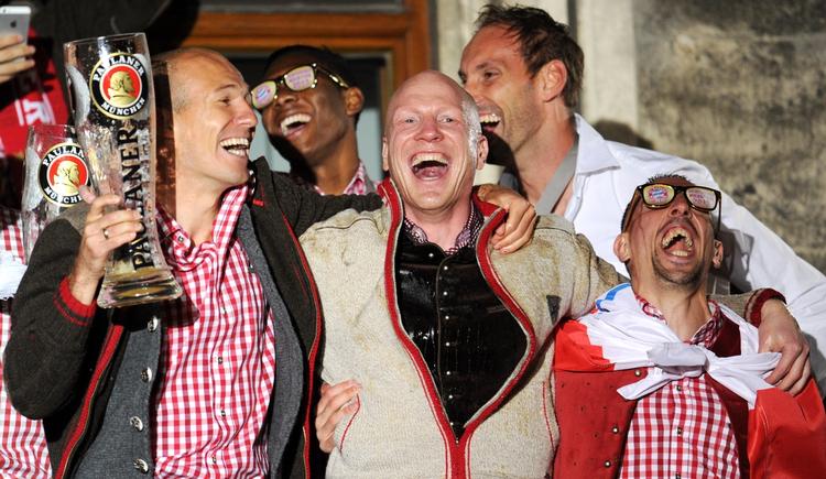 titel-jagt. Bayerns sportsdirektør Matthias Sammer (midt) fejrer det tyske mesterskab 11. maj i München sammen med spillerne Arjen Robben (tv) og Franck Ribery (th). 