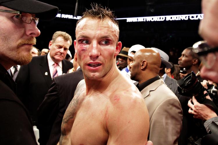 såret. Mikkel Kessler blev slået af Andre Ward i Super Six-turneringen. Senere måtte danskeren trække sig fra turneringen med en alvorlig øjenskade. 