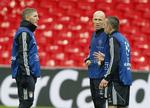 spøgelser. Fra venstre ses Bayerns dynamiske trekløver, Bastian Schweinsteiger, Arjen Robben og Franck Ribery under en våd omgang træning på Wembley før finaleopgøret i dag. 