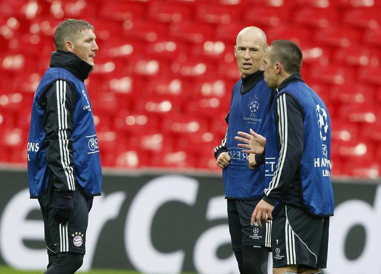 spøgelser. Fra venstre ses Bayerns dynamiske trekløver, Bastian Schweinsteiger, Arjen Robben og Franck Ribery under en våd omgang træning på Wembley før finaleopgøret i dag. 