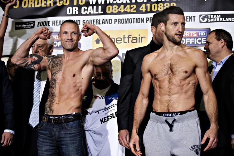 kampklare. Mikkel Kessler (tv) var smilende under indvejningen sammen med Carl Froch, der til gengæld gerne ville veksle en masse ord med danskeren. 