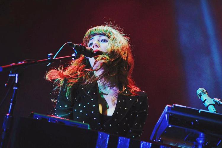 POSTEN. Amerikanske The Postal Service med Ben Gibbard, Jimmy Tamborello og Jenny Lewis (bill.) er samlet igen i tiåret for debutalbummet, og det var til fordel for Primavera, der fik en indimellem magisk koncert. Foto: Dani Canto 